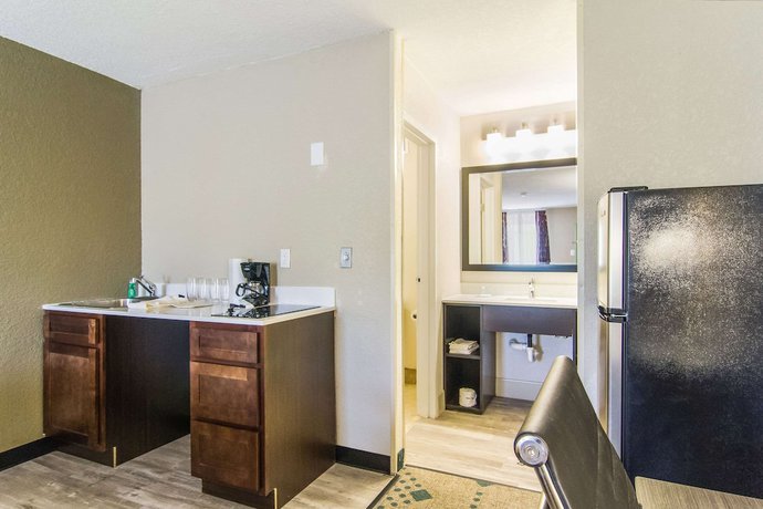 Imagen de la habitación del Hotel Suburban Studios Kingsland Near I-95. Foto 5