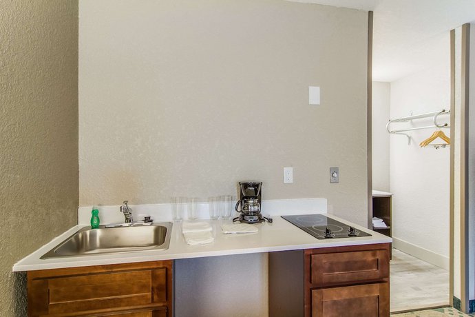 Imagen de la habitación del Hotel Suburban Studios Kingsland Near I-95. Foto 7