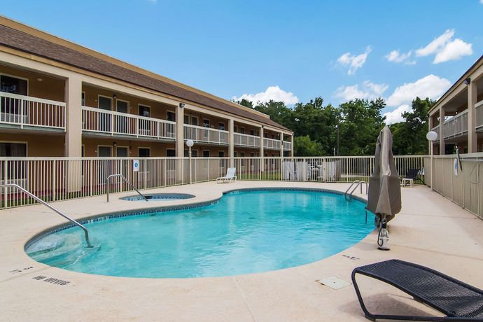 Imagen de la piscina del Hotel Suburban Studios Kingsland Near I-95. Foto 19