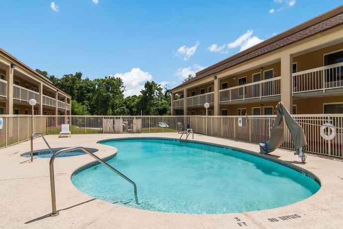 Imagen de la piscina del Hotel Suburban Studios Kingsland Near I-95. Foto 20