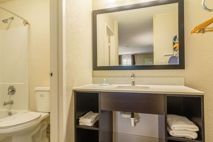Imagen de la habitación del Hotel Suburban Studios Kingsland Near I-95. Foto 11