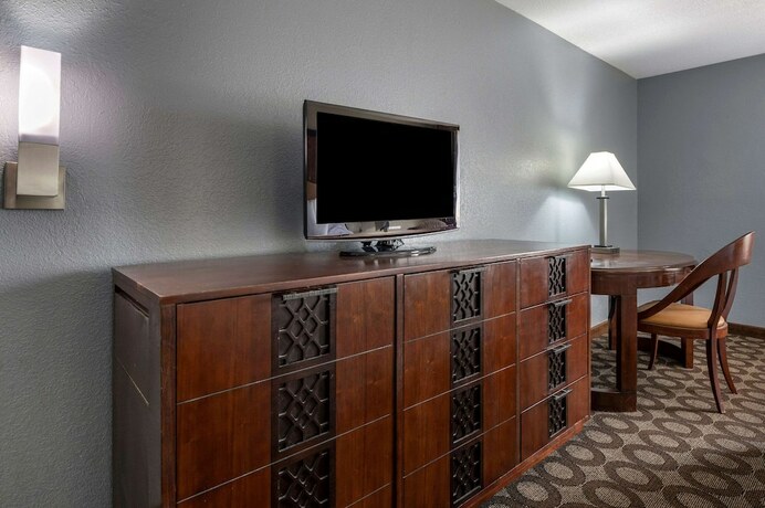 Imagen de la habitación del Hotel Suburban Studios Lafayette. Foto 15