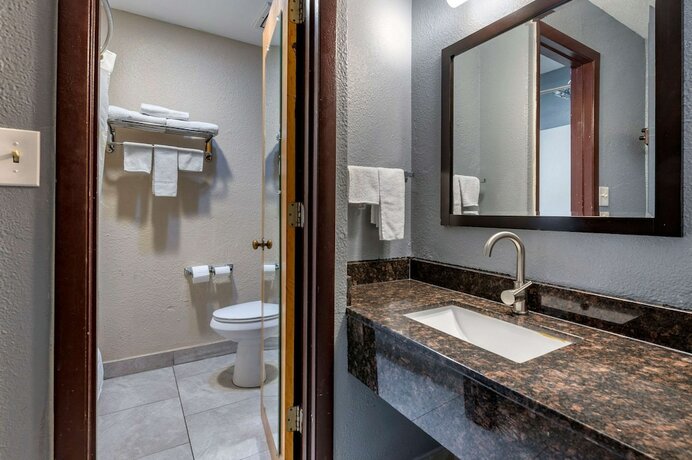 Imagen de la habitación del Hotel Suburban Studios Lafayette. Foto 16