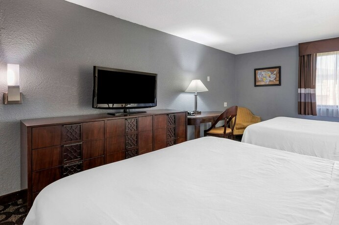 Imagen de la habitación del Hotel Suburban Studios Lafayette. Foto 18