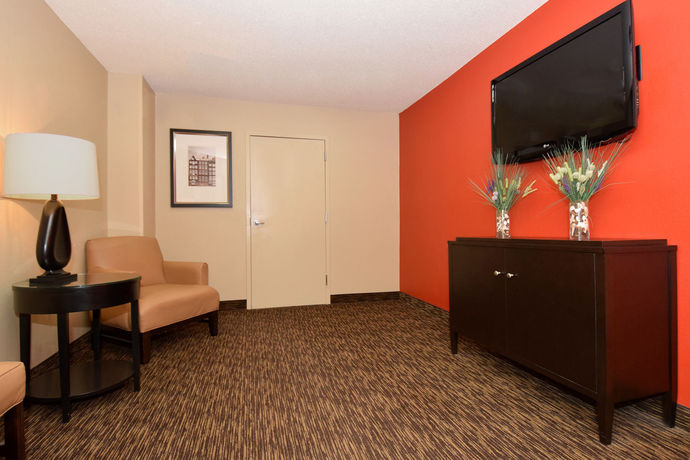 Imagen de la piscina del Hotel Suburban Studios Louisville East. Foto 16