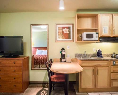 Imagen de la habitación del Hotel Suburban Studios Near Panama City Beach. Foto 3