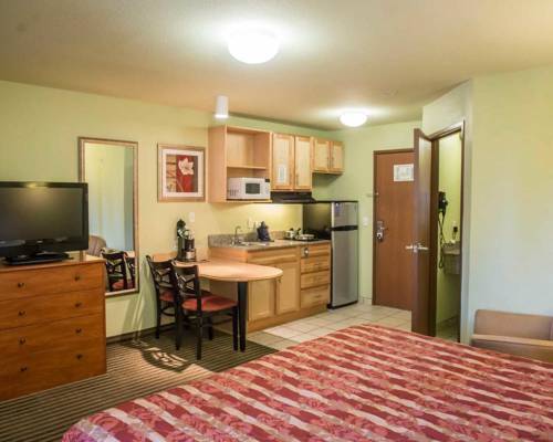 Imagen de la habitación del Hotel Suburban Studios Near Panama City Beach. Foto 4
