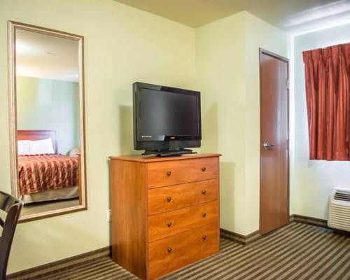 Imagen de la habitación del Hotel Suburban Studios Near Panama City Beach. Foto 9