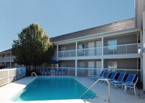 Imagen de la piscina del Hotel Suburban Studios Of Wilmington. Foto 7