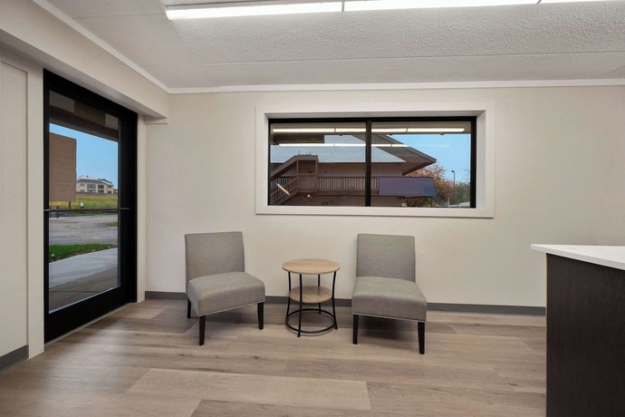 Imagen de los interiores del Hotel Suburban Studios Peoria. Foto 16