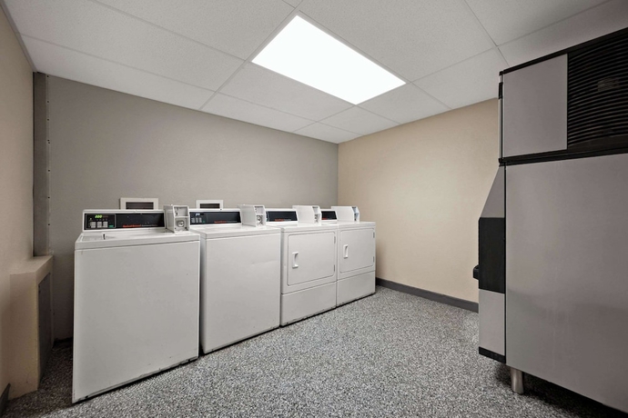 Imagen de los interiores del Hotel Suburban Studios Peoria. Foto 18