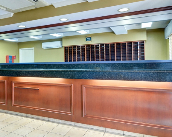 Imagen de los interiores del Hotel Suburban Studios Sterling - Washington Dulles. Foto 14
