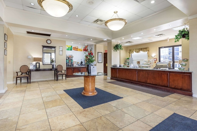 Imagen de los interiores del Hotel Suburban Studios Tysons Corner. Foto 18