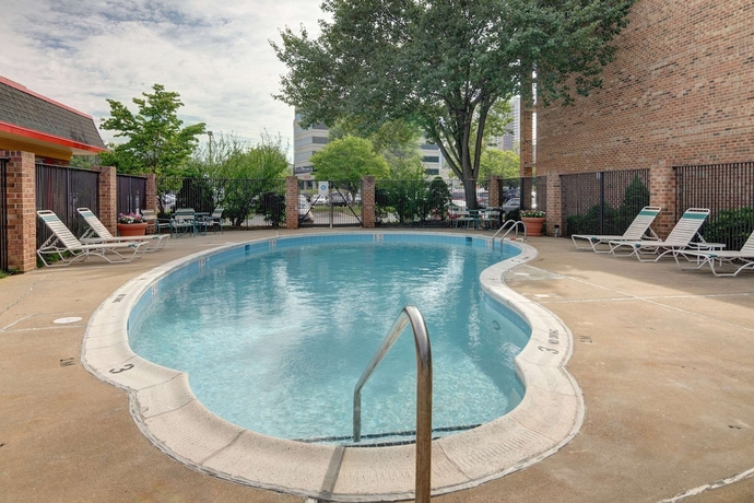 Imagen de la piscina del Hotel Suburban Studios Tysons Corner. Foto 19