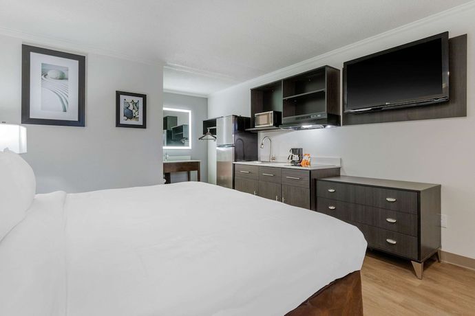 Imagen de la habitación del Hotel Suburban Studios at the University. Foto 2