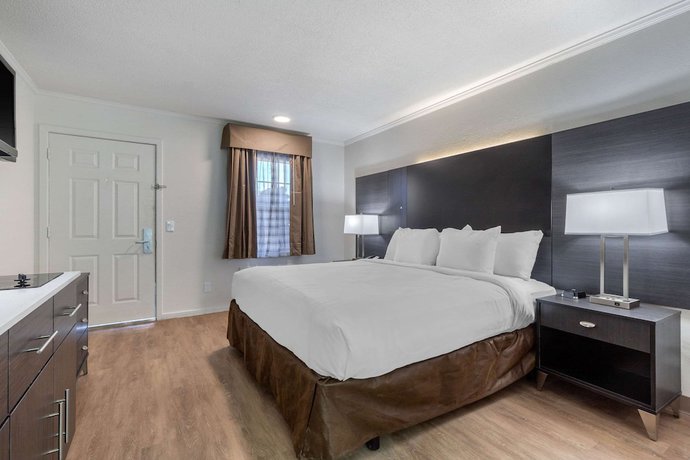Imagen de la habitación del Hotel Suburban Studios at the University. Foto 5