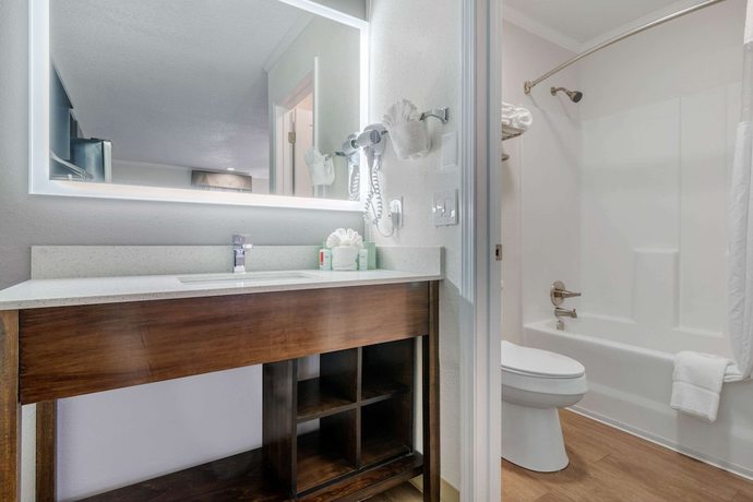 Imagen de la habitación del Hotel Suburban Studios at the University. Foto 9