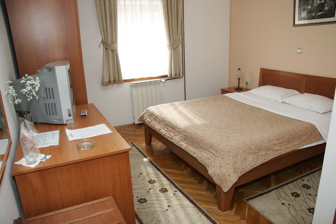 Imagen de los exteriores del Hotel Sucevic. Foto 10
