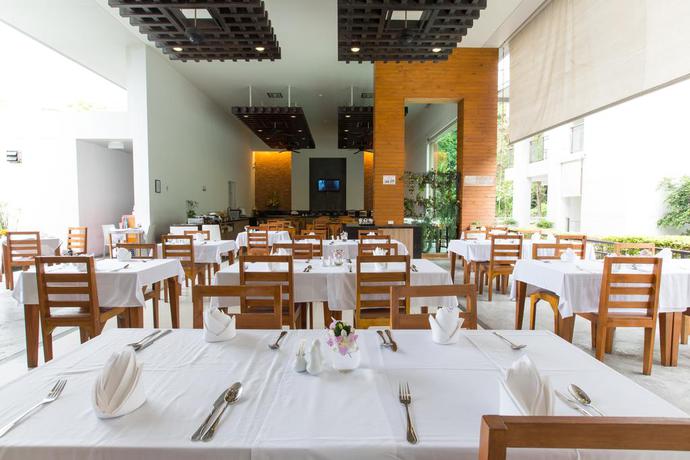 Imagen del bar/restaurante del Hotel Sugar Palm Grand Hillside. Foto 2