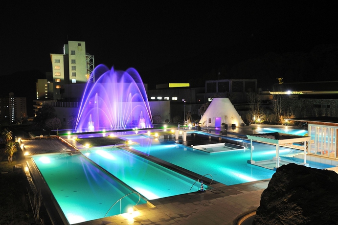 Imagen de la piscina del Hotel Suginoi. Foto 9