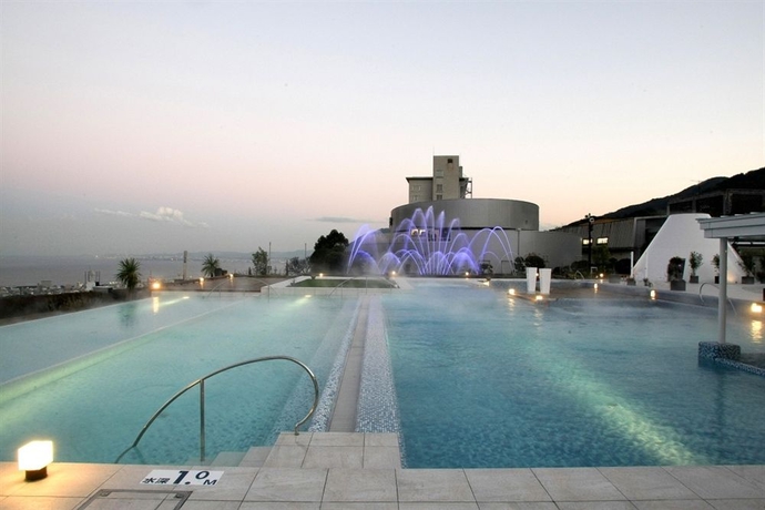 Imagen de la piscina del Hotel Suginoi. Foto 12