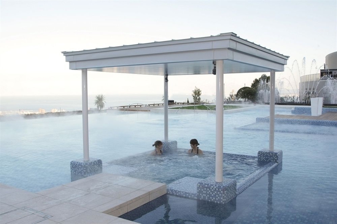 Imagen de la piscina del Hotel Suginoi. Foto 13