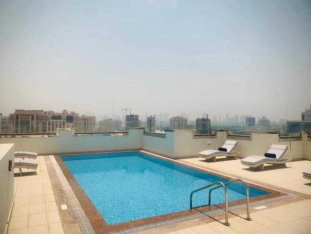 Imagen de la piscina del Hotel Suha Park Hotel Apartments. Foto 13