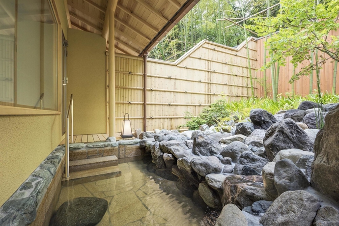 Imagen de la piscina del Hotel Suiran, A Luxury Collection , Kyoto. Foto 16