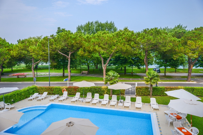 Imagen de la piscina del Hotel Suisse, Colombare. Foto 12
