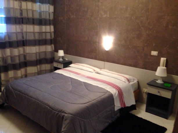 Imagen de la habitación del Hotel Suisse, Lago Patria. Foto 2