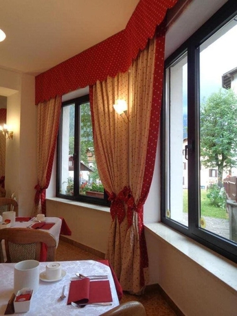 Imagen del bar/restaurante del Hotel Suisse, San Martino di Castrozza. Foto 2