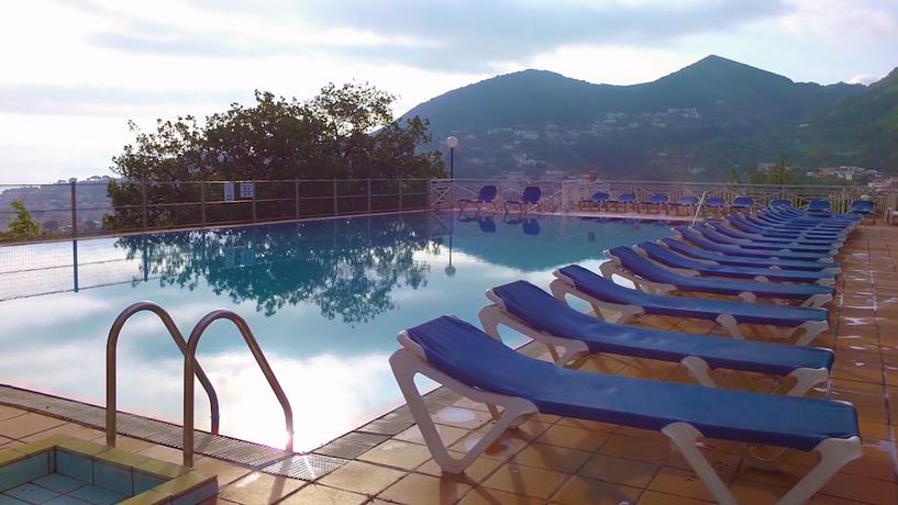 Imagen de la piscina del Hotel Suisse Thermal Village. Foto 9