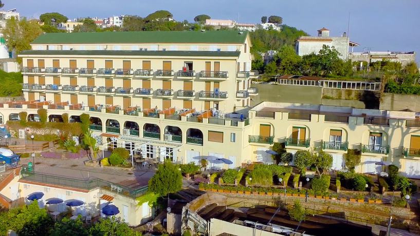 Imagen de los interiores del Hotel Suisse Thermal Village. Foto 7