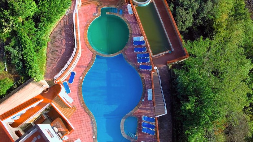 Imagen de la piscina del Hotel Suisse Thermal Village. Foto 10