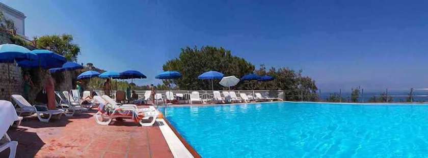 Imagen de la piscina del Hotel Suisse Thermal Village. Foto 11
