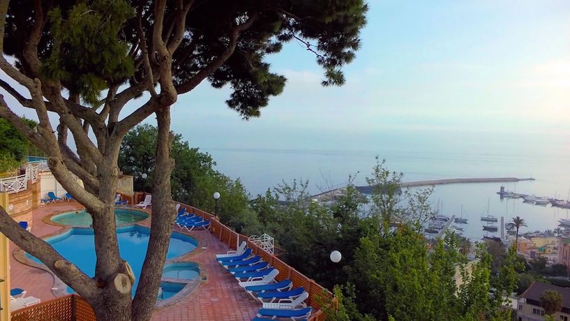 Imagen de la piscina del Hotel Suisse Thermal Village. Foto 15