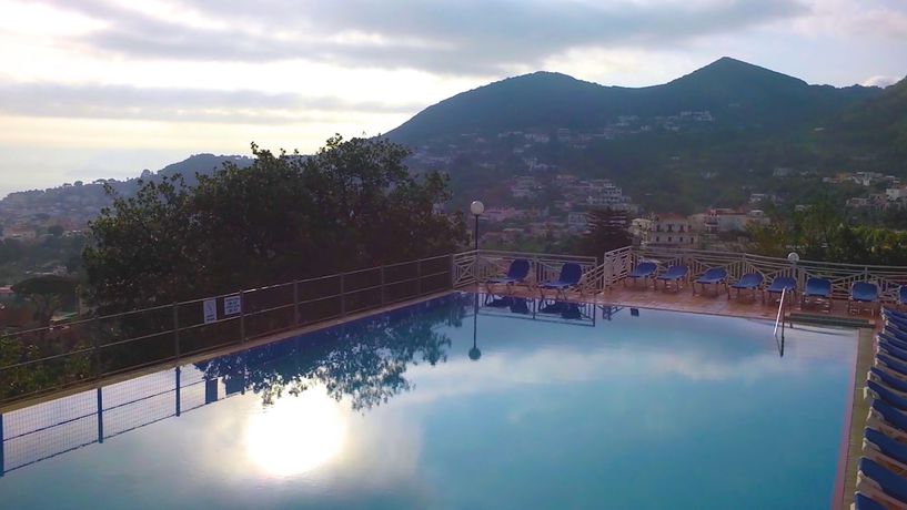 Imagen de la piscina del Hotel Suisse Thermal Village. Foto 17