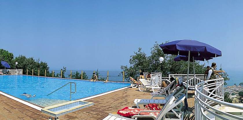 Imagen de la piscina del Hotel Suisse Thermal Village. Foto 20