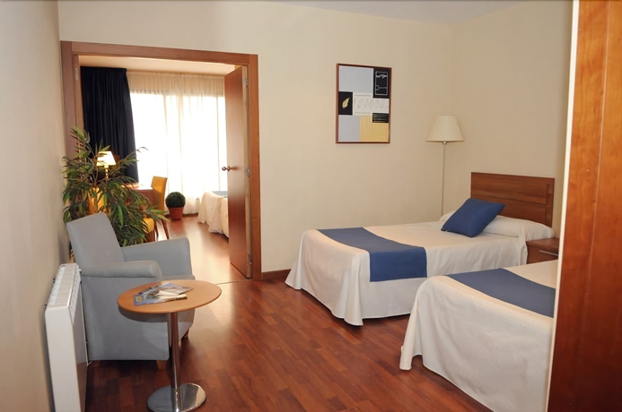 Imagen de la habitación del Hotel Suite Camarena. Foto 12