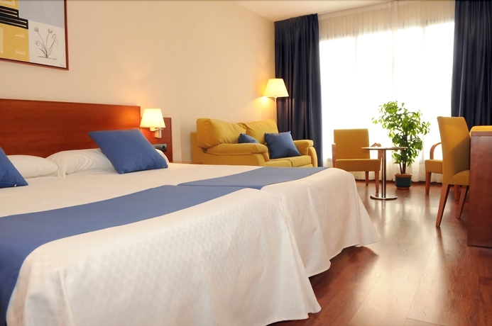 Imagen de la habitación del Hotel Suite Camarena. Foto 13