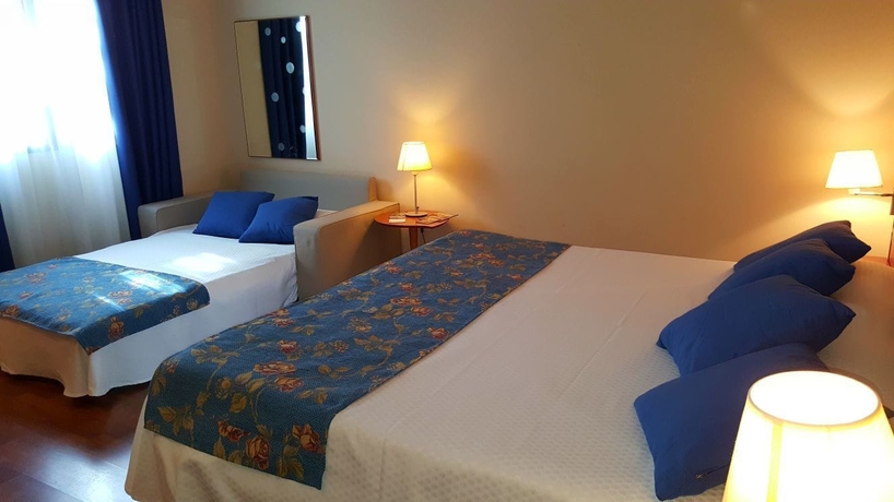 Imagen de la habitación del Hotel Suite Camarena. Foto 16