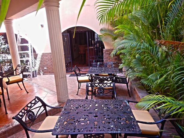 Imagen del bar/restaurante del Hotel Suite Colonial. Foto 3