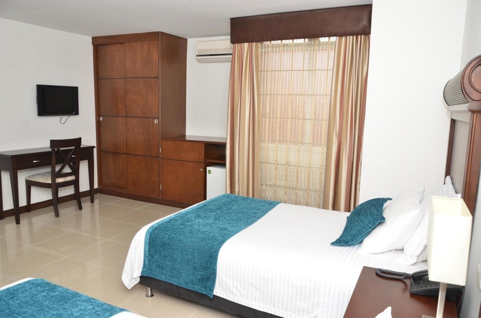 Imagen de la habitación del Hotel Suite Comfort. Foto 7