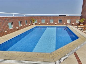 Imagen de la piscina del Hotel Suite Em Bairro Nobre De Natal No Othon. Foto 10