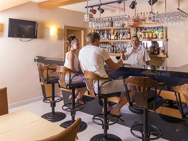 Imagen del bar/restaurante del Hotel Suite Laguna. Foto 3