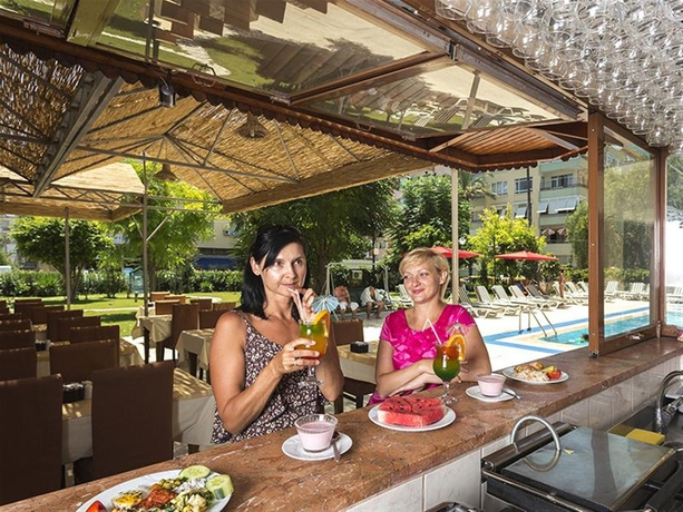 Imagen de la piscina del Hotel Suite Laguna. Foto 14