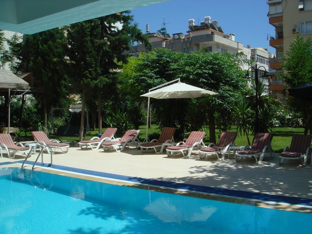 Imagen de la piscina del Hotel Suite Laguna. Foto 15