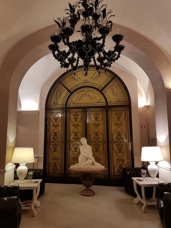 Imagen de los interiores del Hotel Suite Santa Chiara. Foto 18