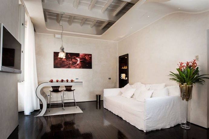 Imagen de los interiores del Hotel Suite Sistina For Brave Lovers. Foto 6
