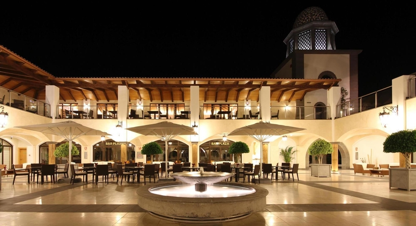 Imagen de los exteriores del Hotel Suite Villa María. Foto 12